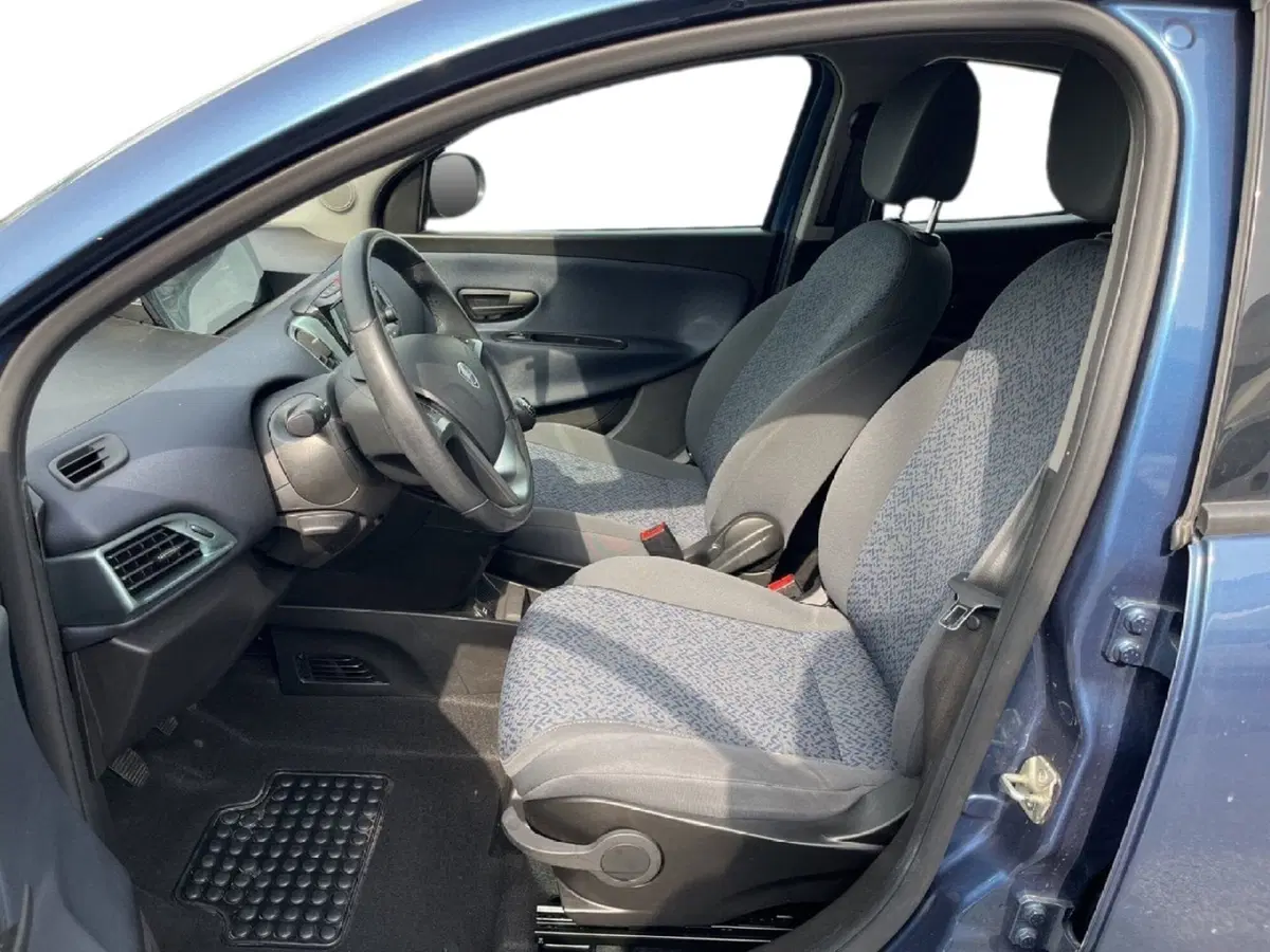 Lancia Ypsilon usata a Torino (8)