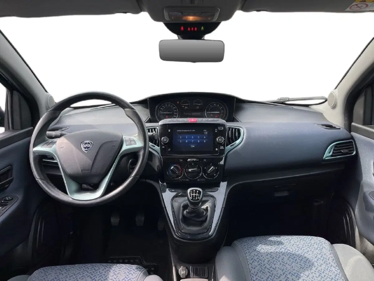 Lancia Ypsilon usata a Torino (9)