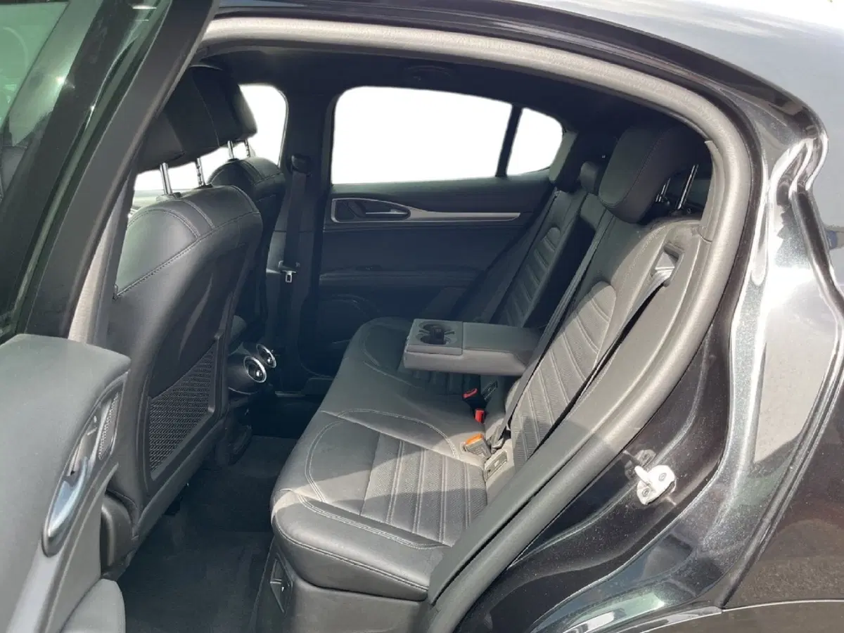 Alfa Romeo Stelvio usata a Torino (9)