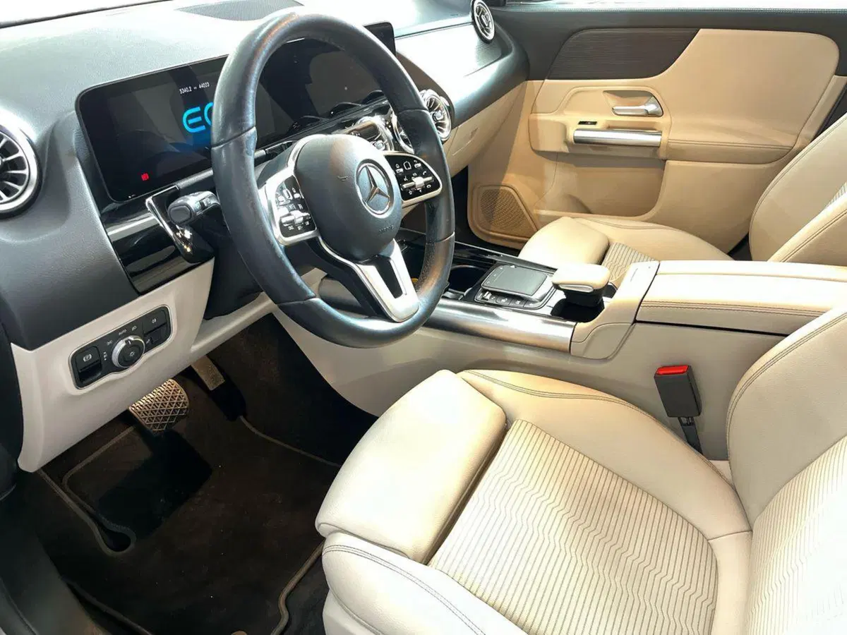 Mercedes-Benz EQA usata a Bari (10)