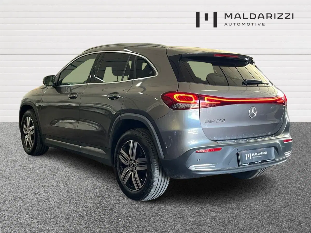 Mercedes-Benz EQA usata a Bari (4)