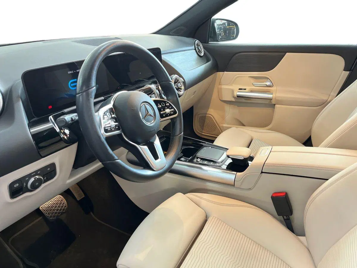 Mercedes-Benz EQA usata a Bari (7)