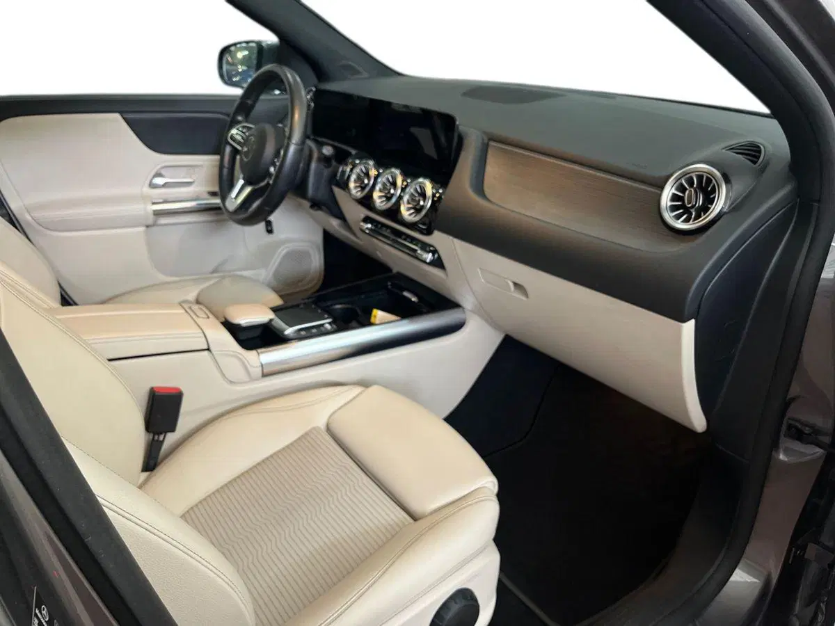 Mercedes-Benz EQA usata a Bari (9)