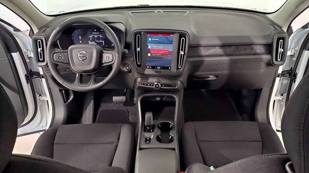 Volvo XC40 nuova a Como (5)