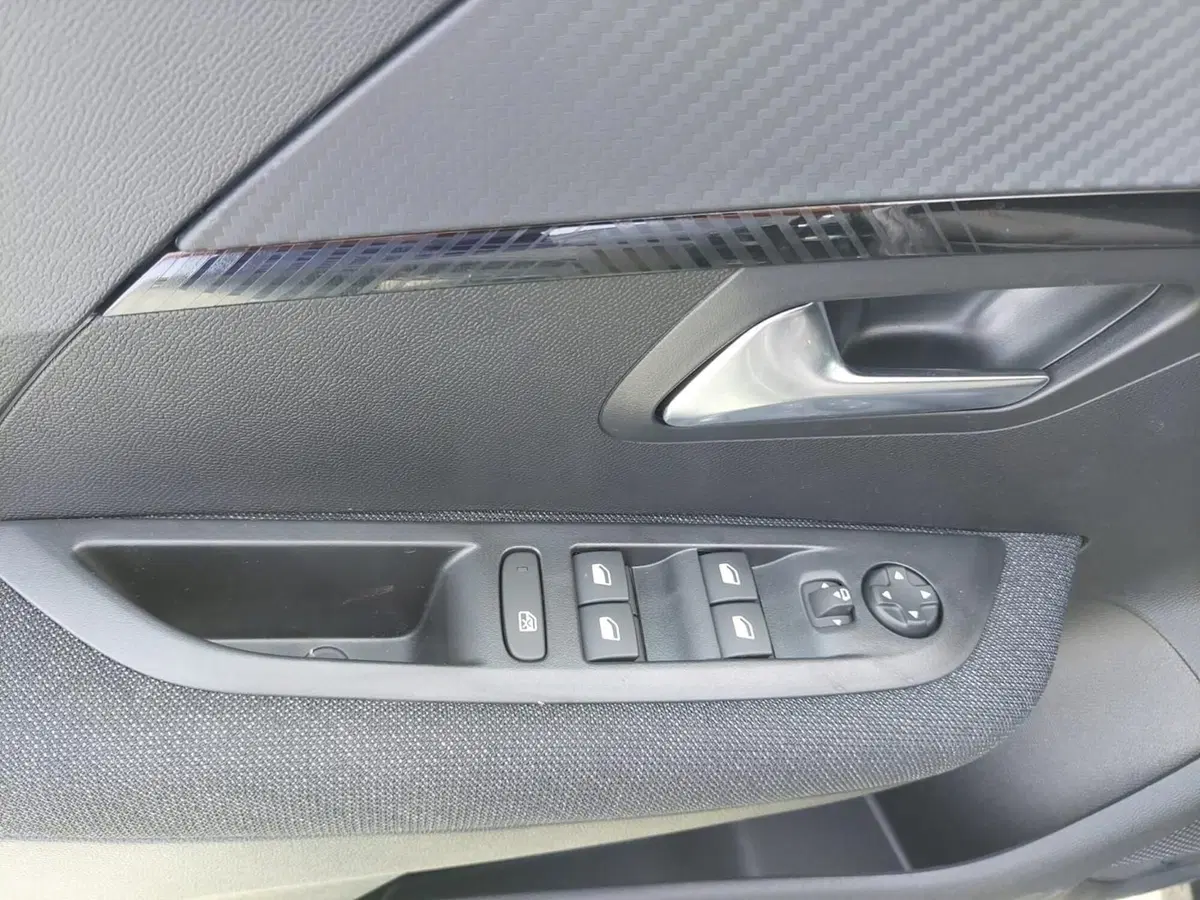 Peugeot 208 nuova a Treviso (8)