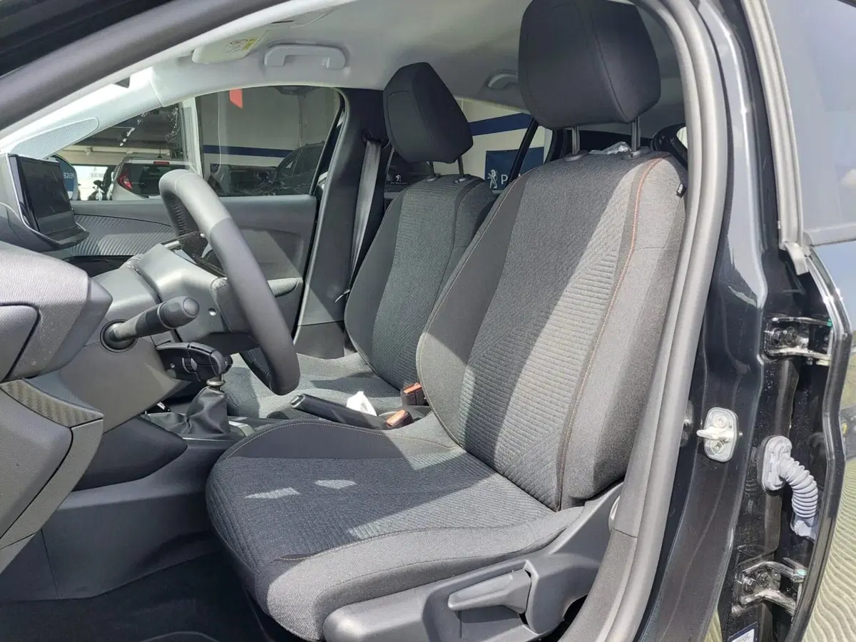 Peugeot 208 nuova a Treviso (9)