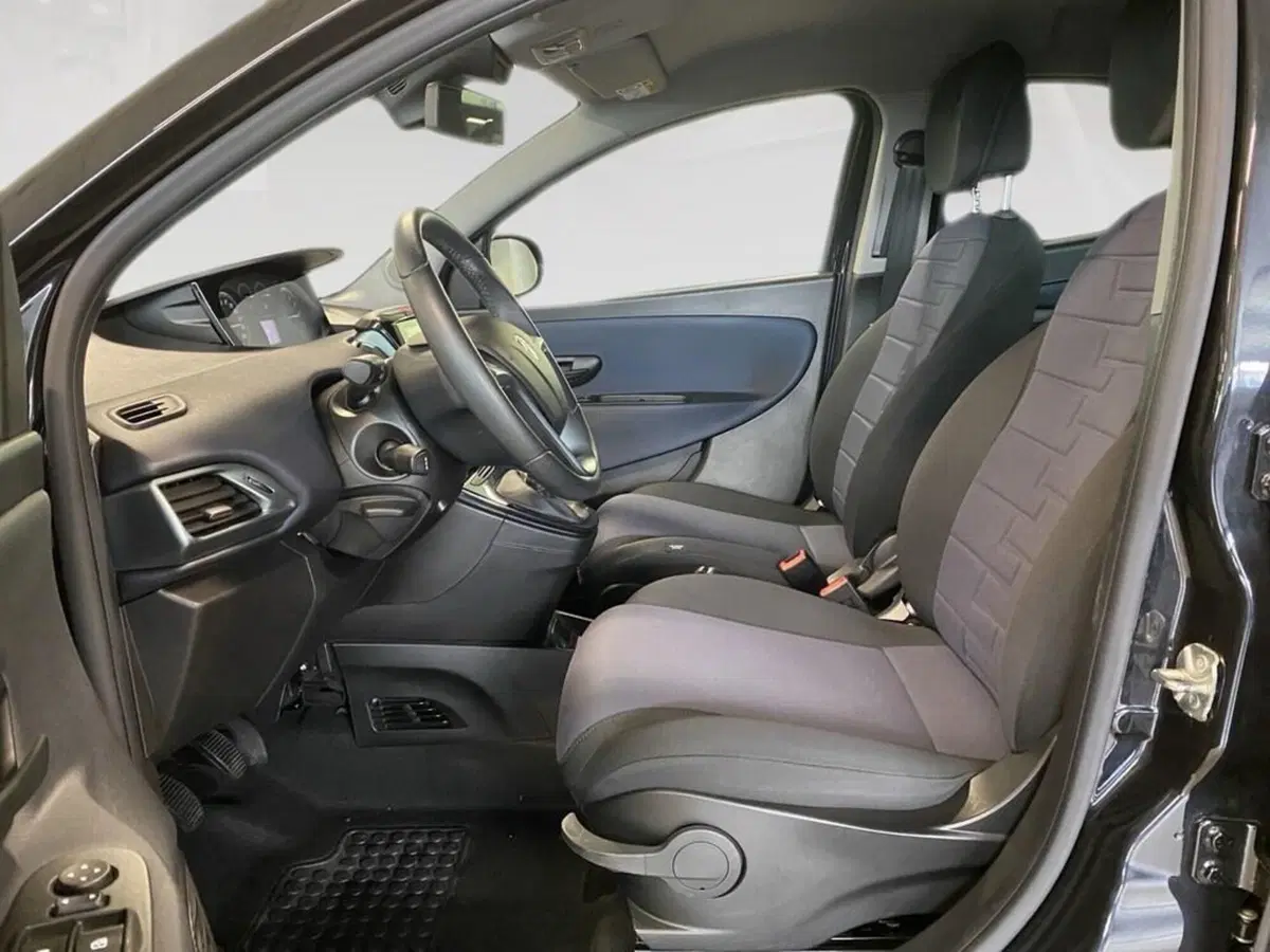 Lancia Ypsilon usata a Torino (7)