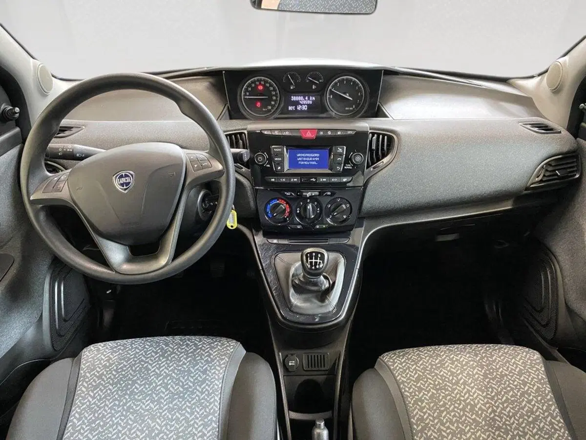 Lancia Ypsilon usata a Torino (6)