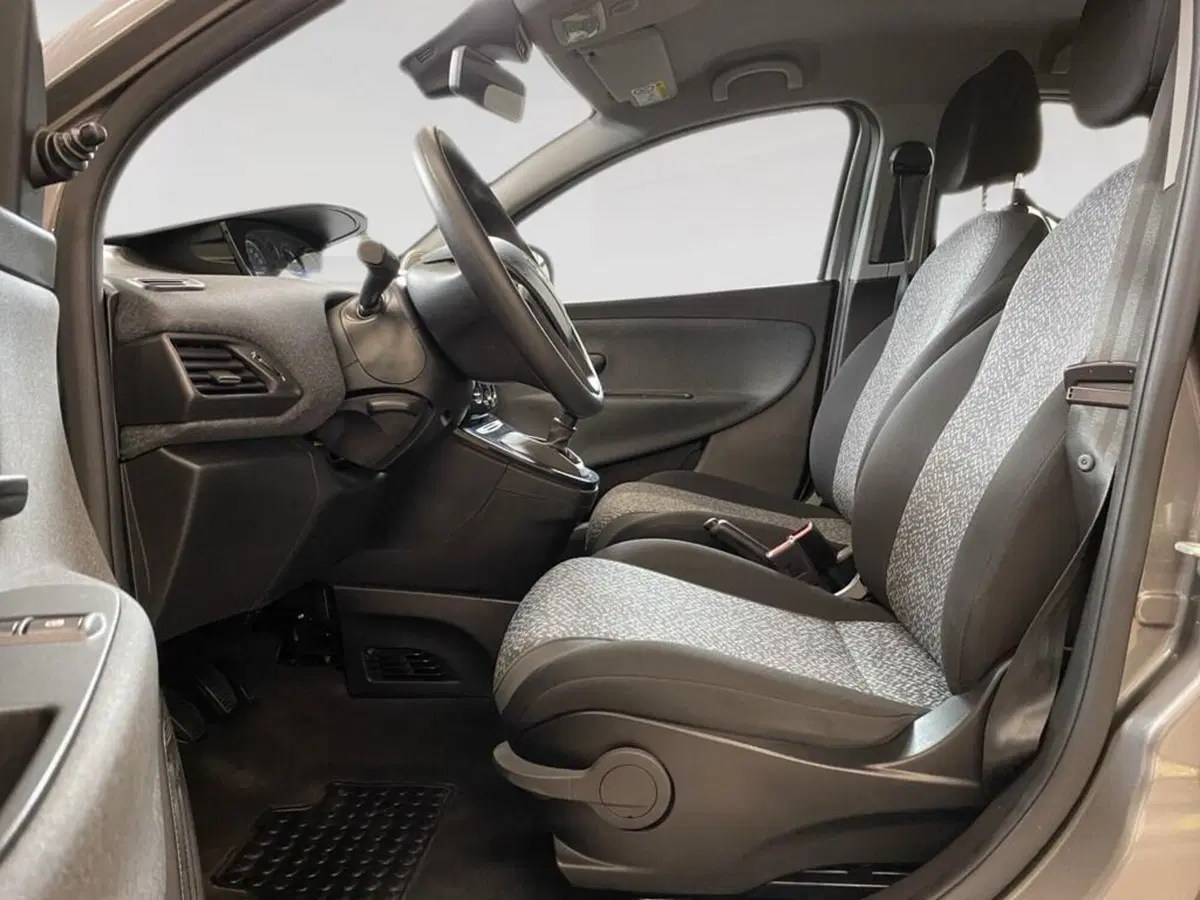 Lancia Ypsilon usata a Torino (7)