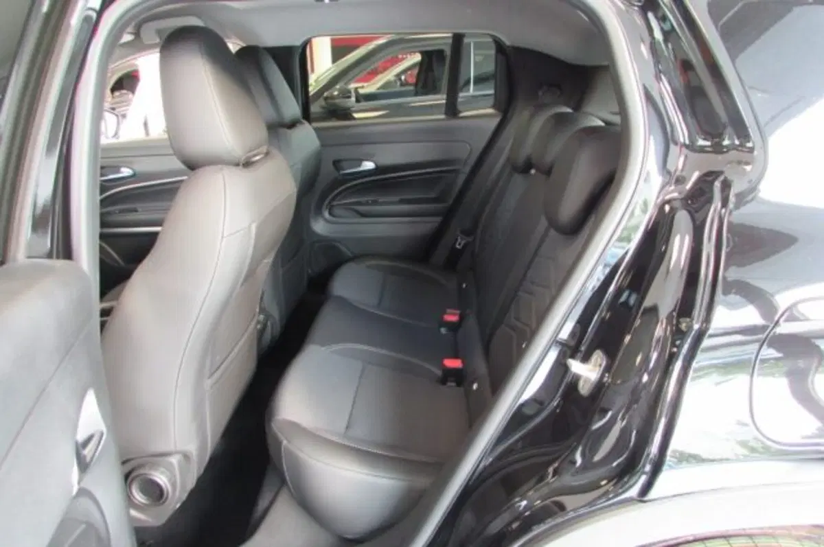 Jeep Avenger nuova a Milano (13)