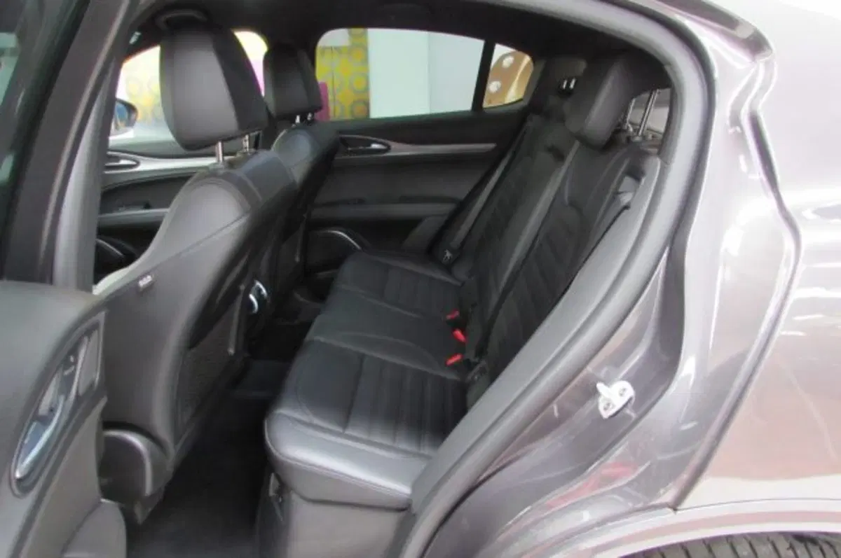 Alfa Romeo Stelvio usata a Milano (14)