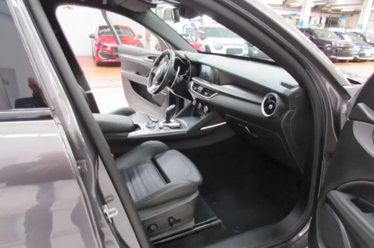 Alfa Romeo Stelvio usata a Milano (17)