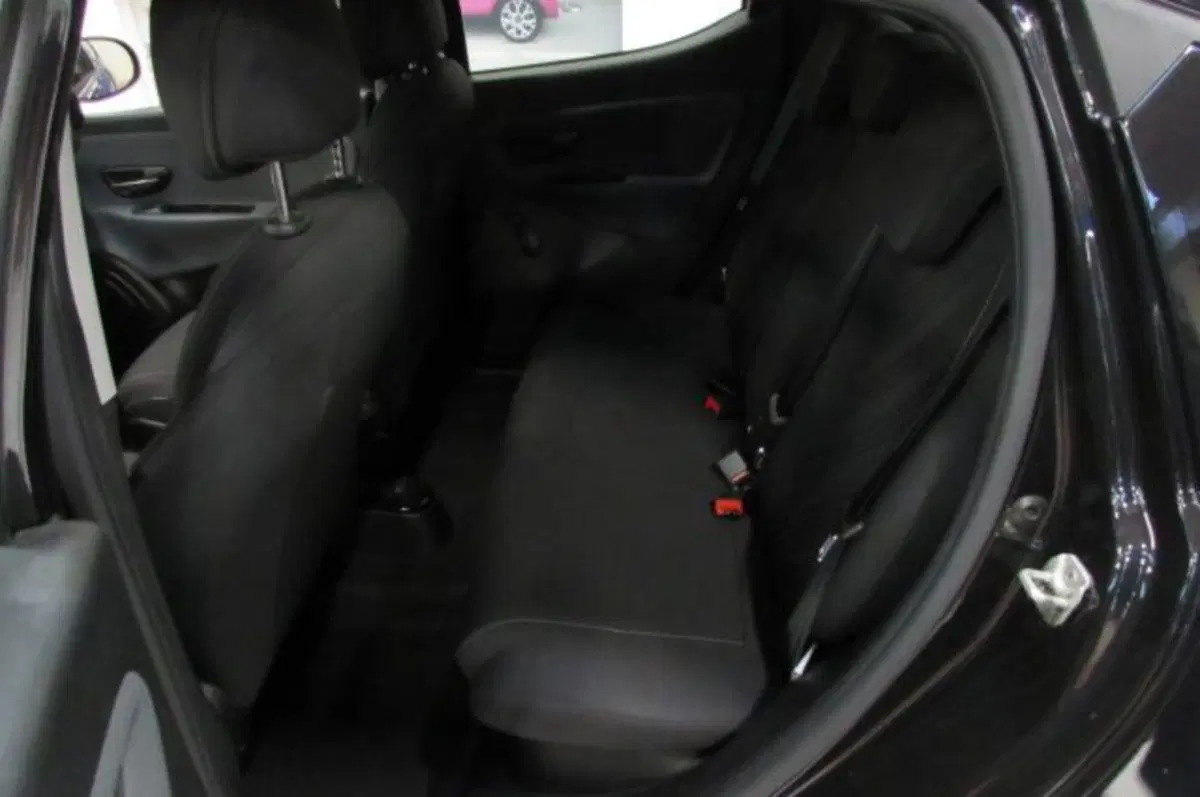 Lancia Ypsilon usata a Milano (12)