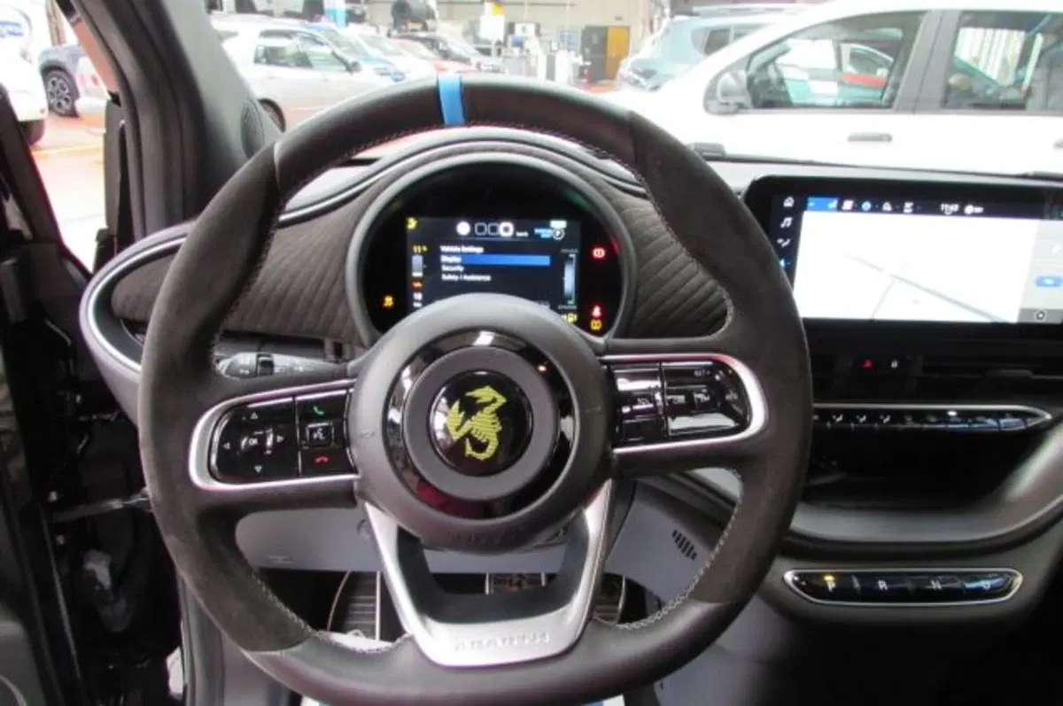 Abarth 500e Cabrio usata a Milano (15)
