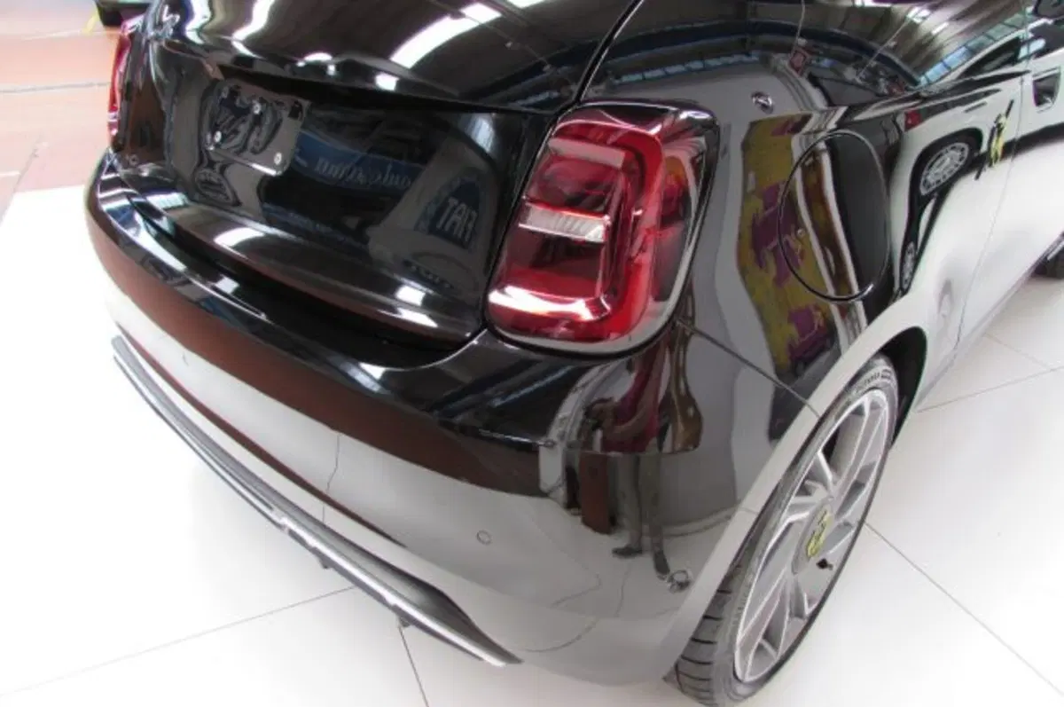 Abarth 500e Cabrio usata a Milano (18)