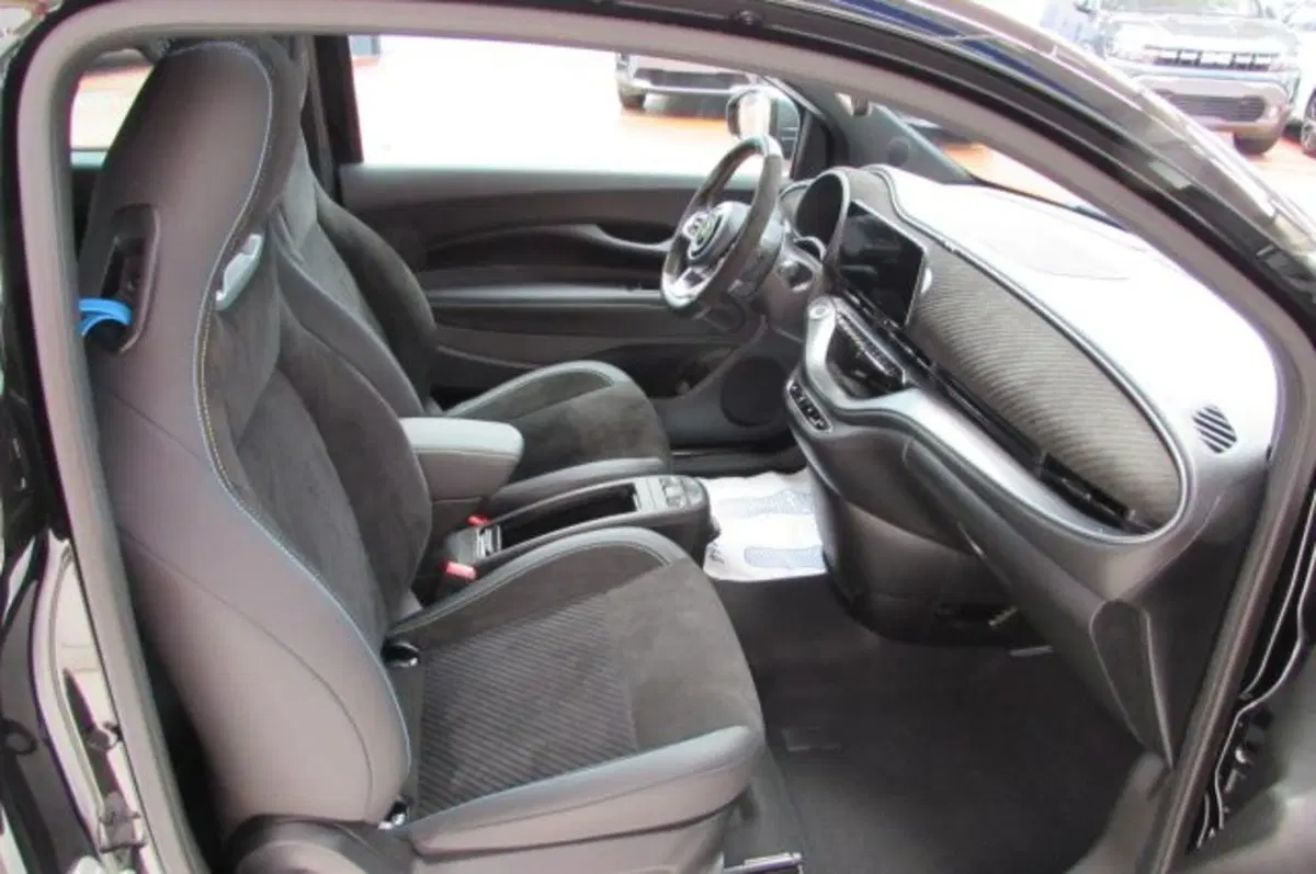 Abarth 500e Cabrio usata a Milano (19)