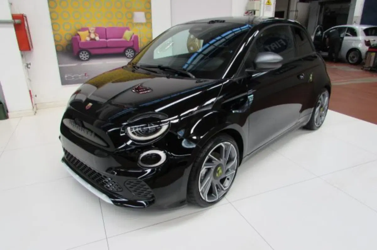Abarth 500e Cabrio usata a Milano (2)