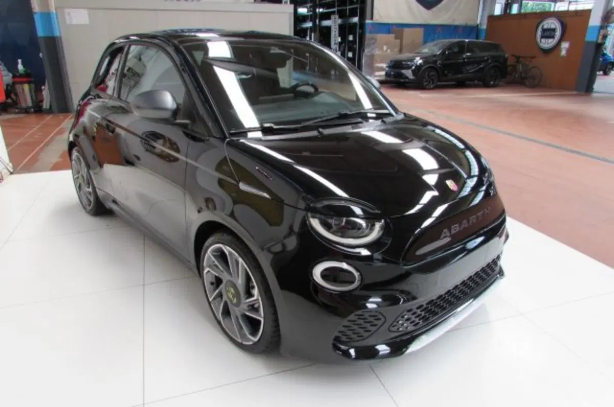 Abarth 500e Cabrio usata a Milano (3)