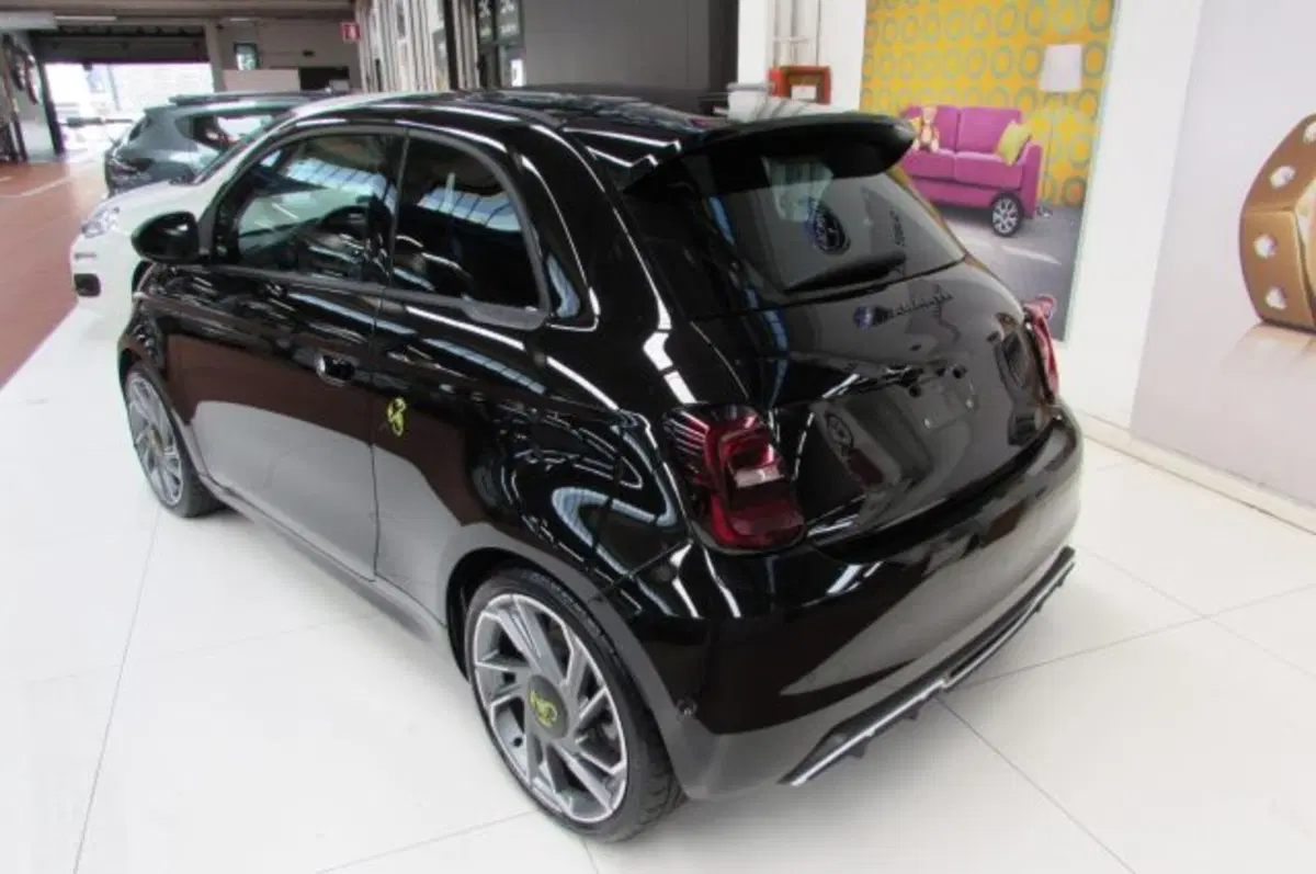 Abarth 500e Cabrio usata a Milano (4)