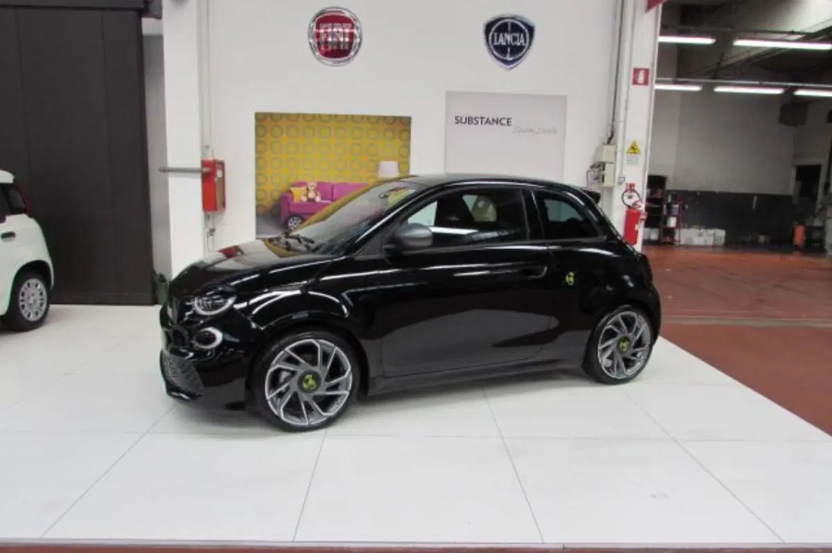 Abarth 500e Cabrio usata a Milano (5)