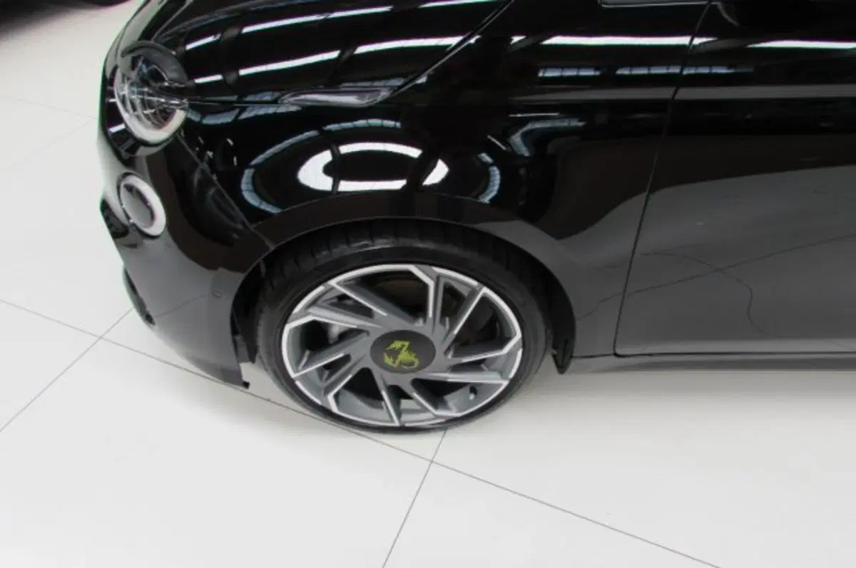 Abarth 500e Cabrio usata a Milano (6)