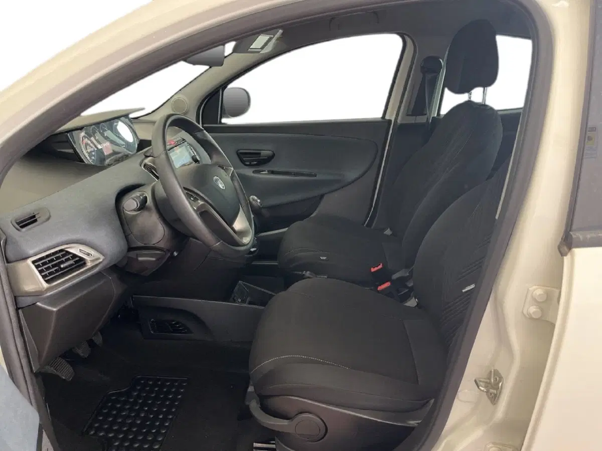 Lancia Ypsilon usata a Torino (10)