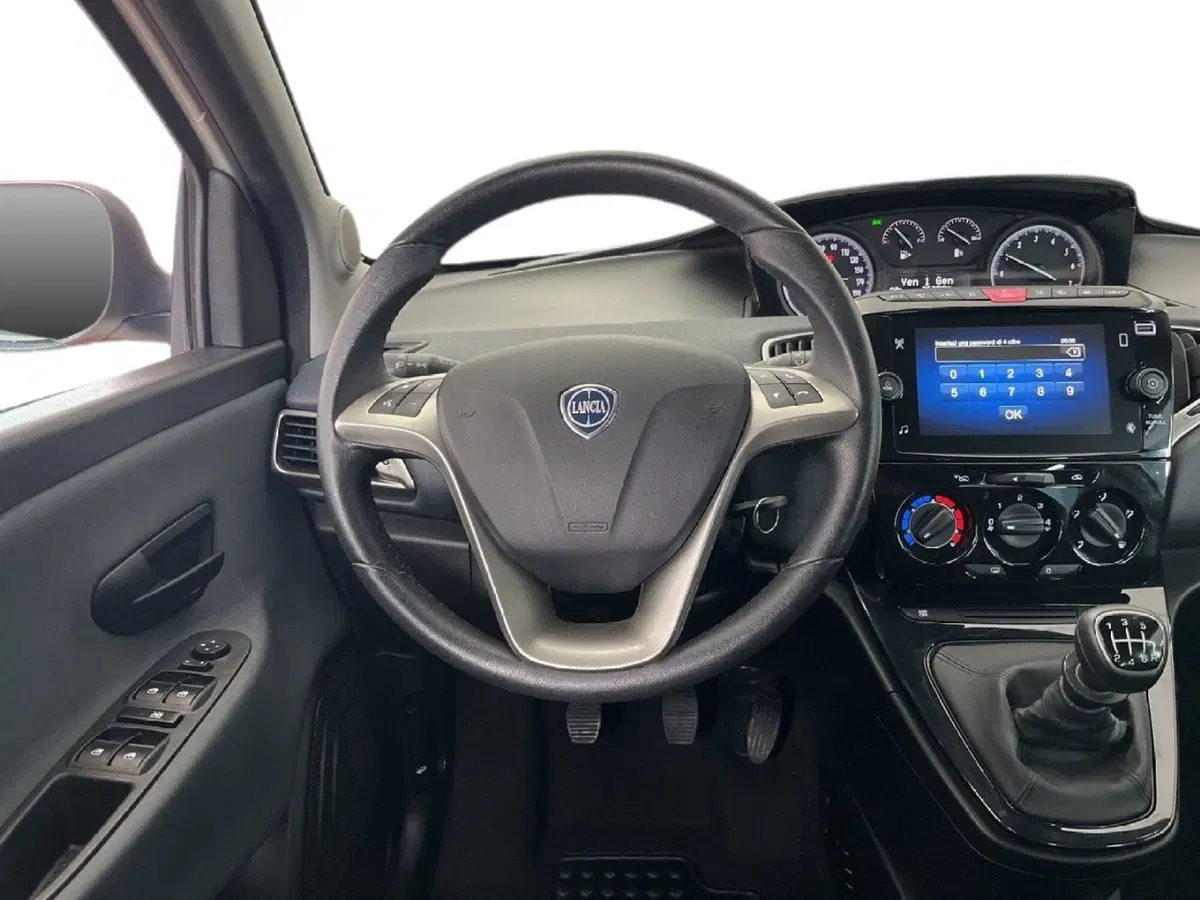 Lancia Ypsilon usata a Torino (12)