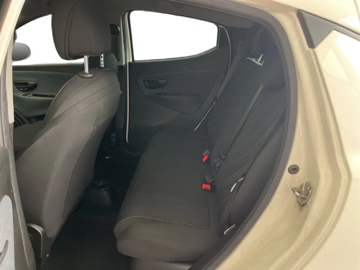 Lancia Ypsilon usata a Torino (9)