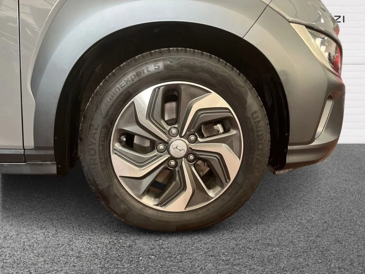 Hyundai Kona usata a Bari (6)