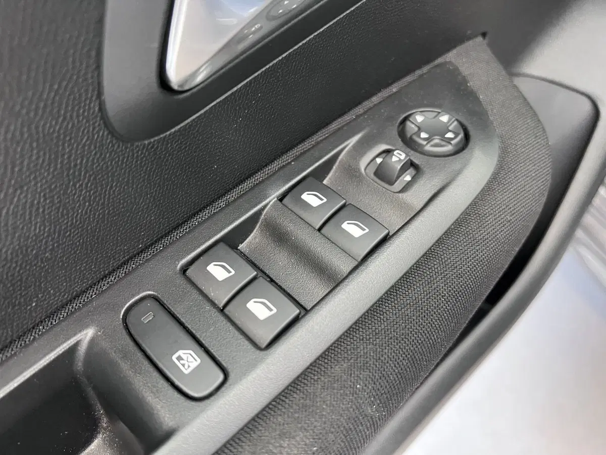 Peugeot 208 usata a Bari (12)