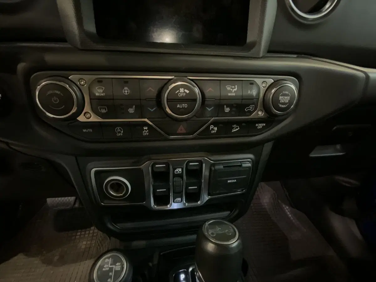 Jeep Wrangler usata a Vercelli (12)