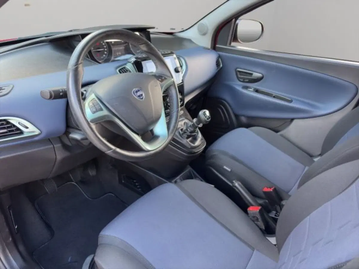 Lancia Ypsilon usata a Perugia (9)