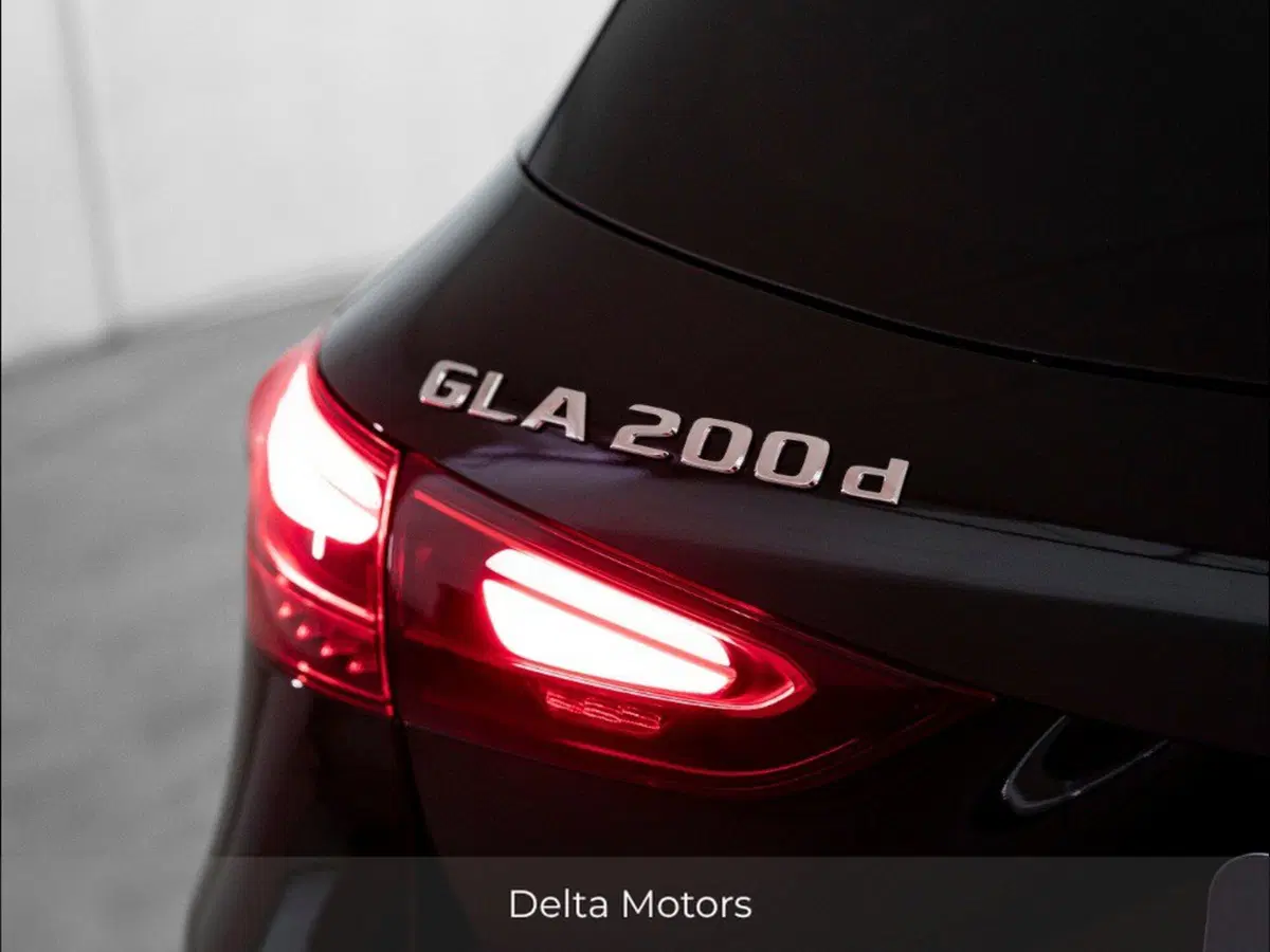 Mercedes-Benz GLA SUV nuova a Macerata (8)