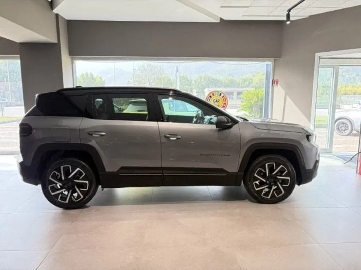 Jeep Compass nuova a Benevento (8)