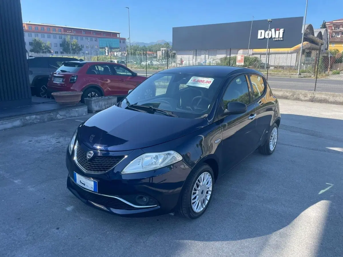 Lancia Ypsilon usata a Lucca