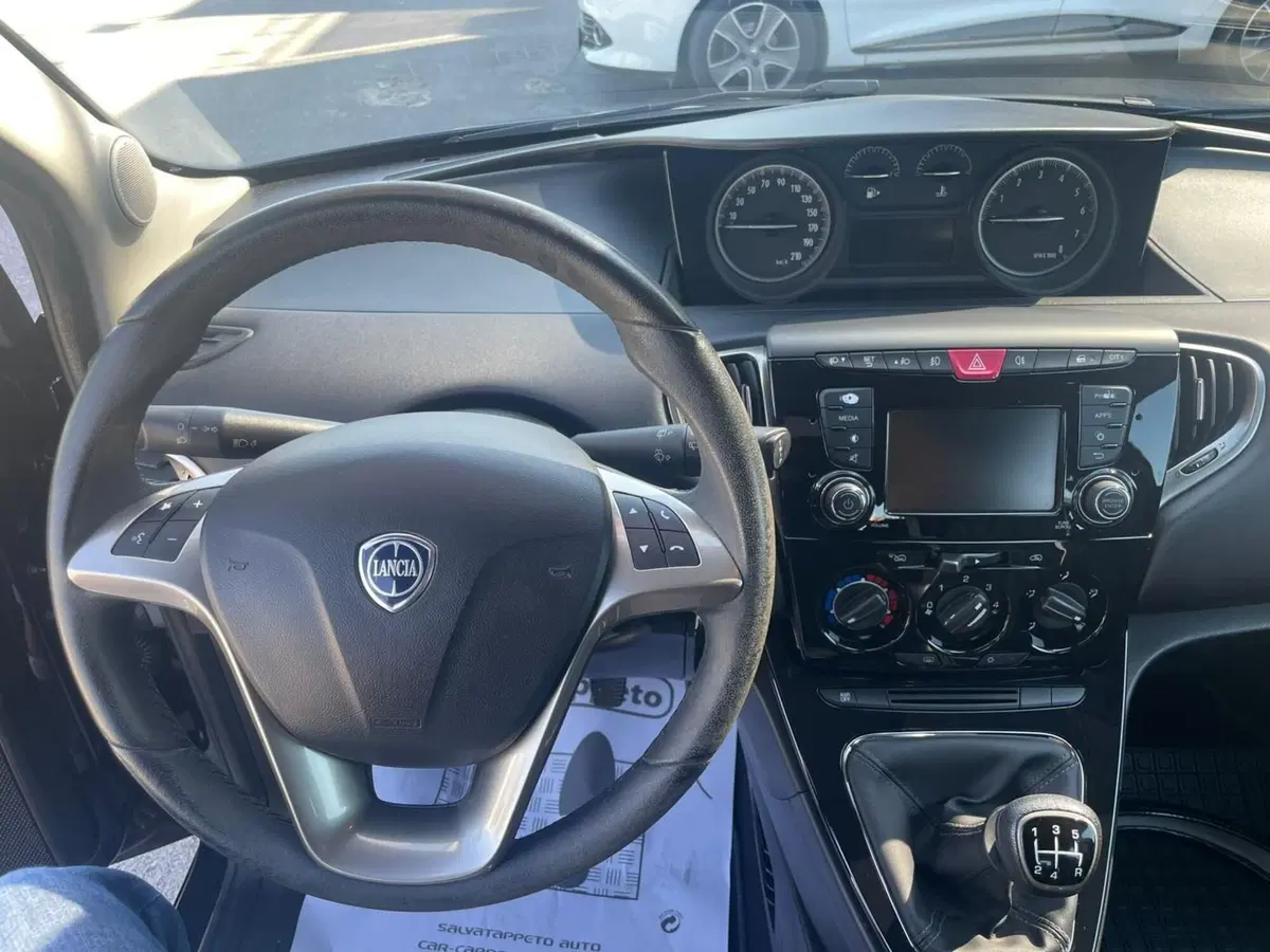 Lancia Ypsilon usata a Lucca (10)