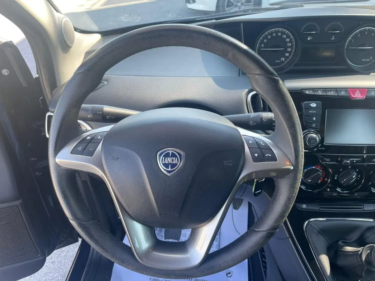 Lancia Ypsilon usata a Lucca (11)