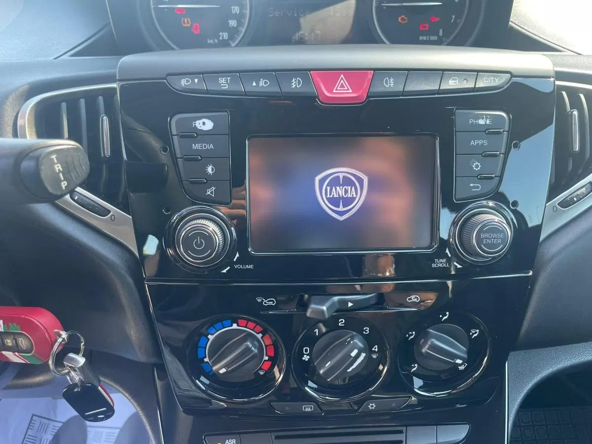 Lancia Ypsilon usata a Lucca (13)