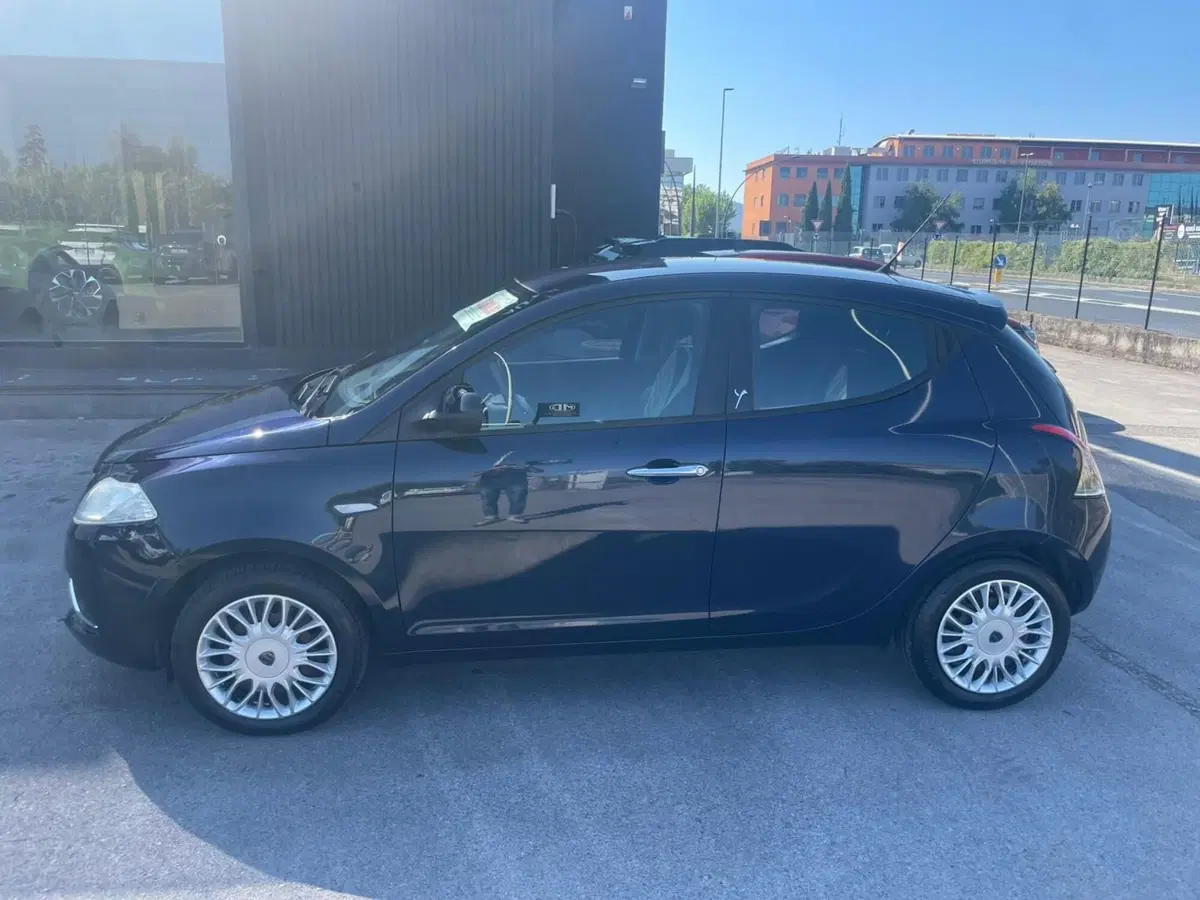 Lancia Ypsilon usata a Lucca (2)