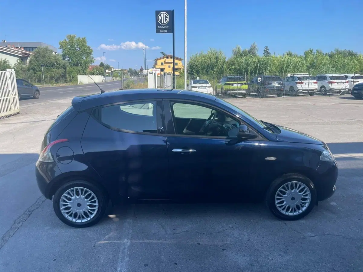 Lancia Ypsilon usata a Lucca (5)
