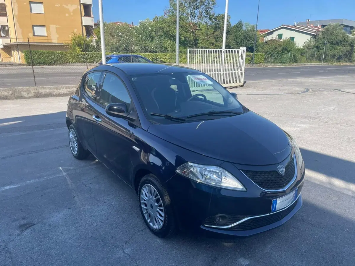 Lancia Ypsilon usata a Lucca (6)
