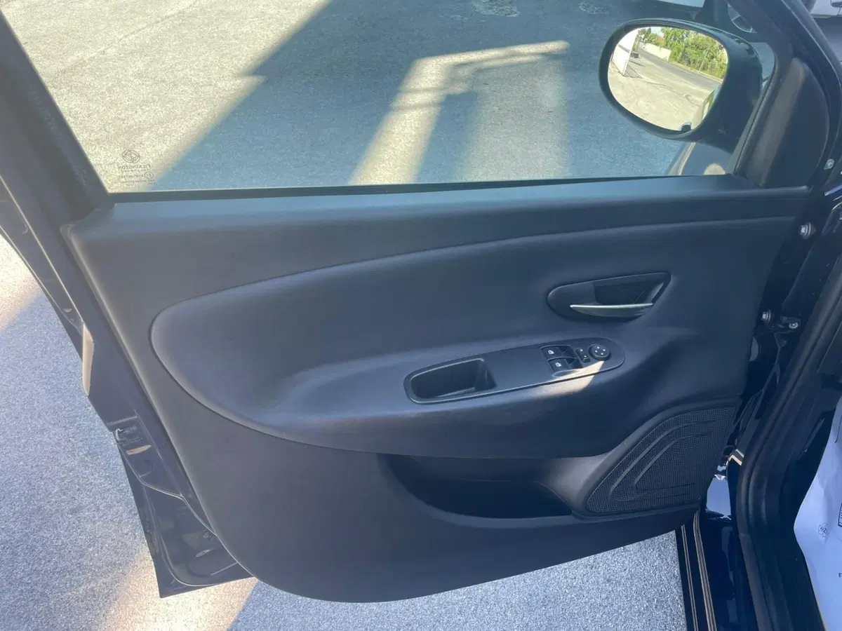 Lancia Ypsilon usata a Lucca (8)