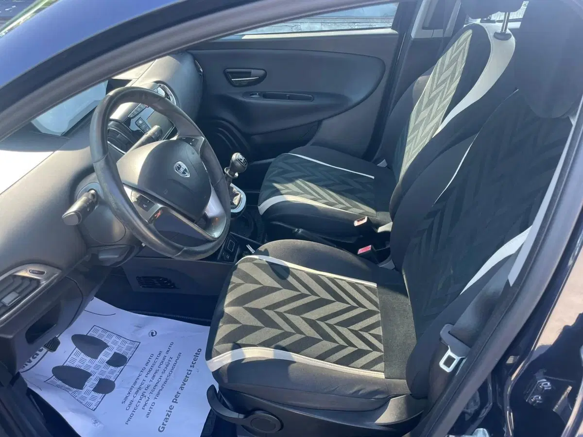 Lancia Ypsilon usata a Lucca (9)