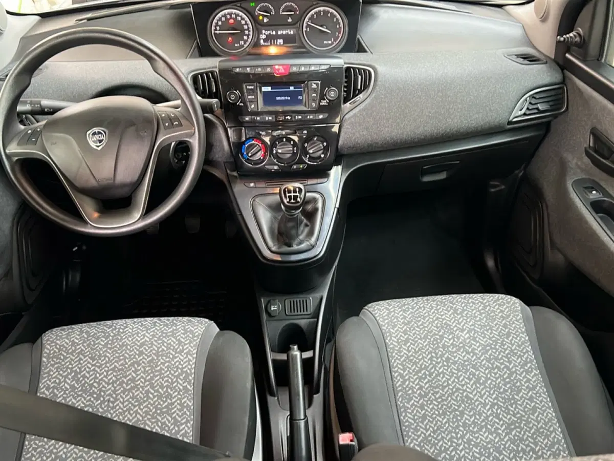 Lancia Ypsilon usata a Roma (11)