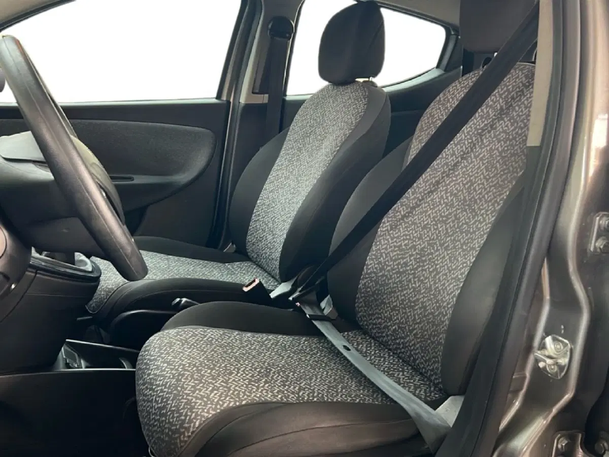 Lancia Ypsilon usata a Roma (12)