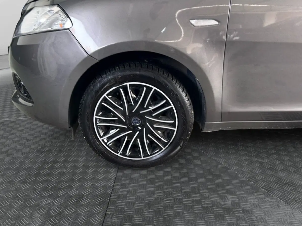 Lancia Ypsilon usata a Roma (9)