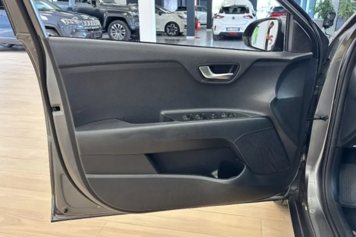 Kia Stonic usata a Latina (12)