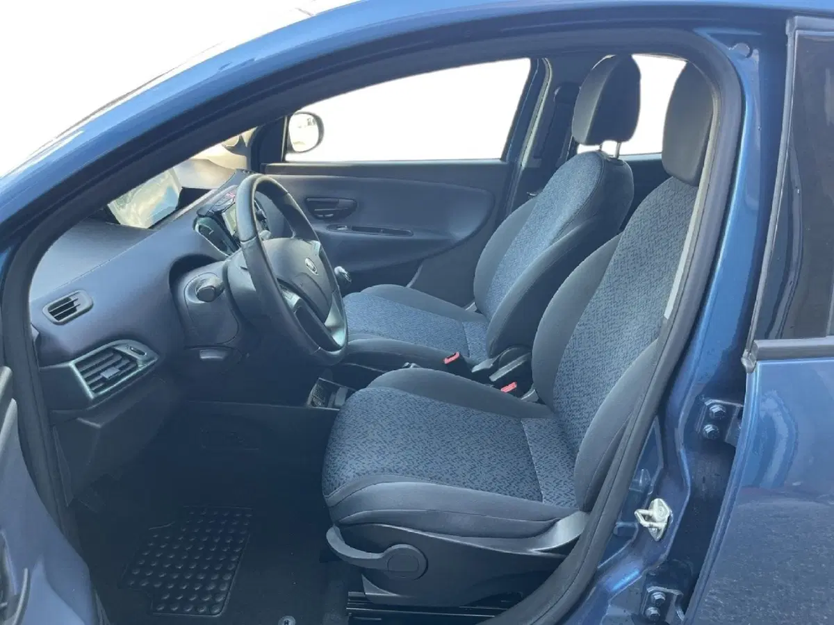 Lancia Ypsilon usata a Torino (8)