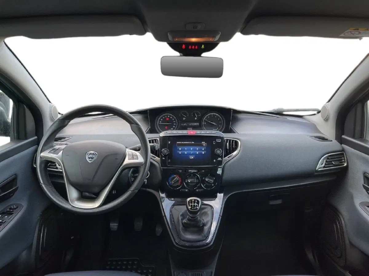 Lancia Ypsilon usata a Torino (10)