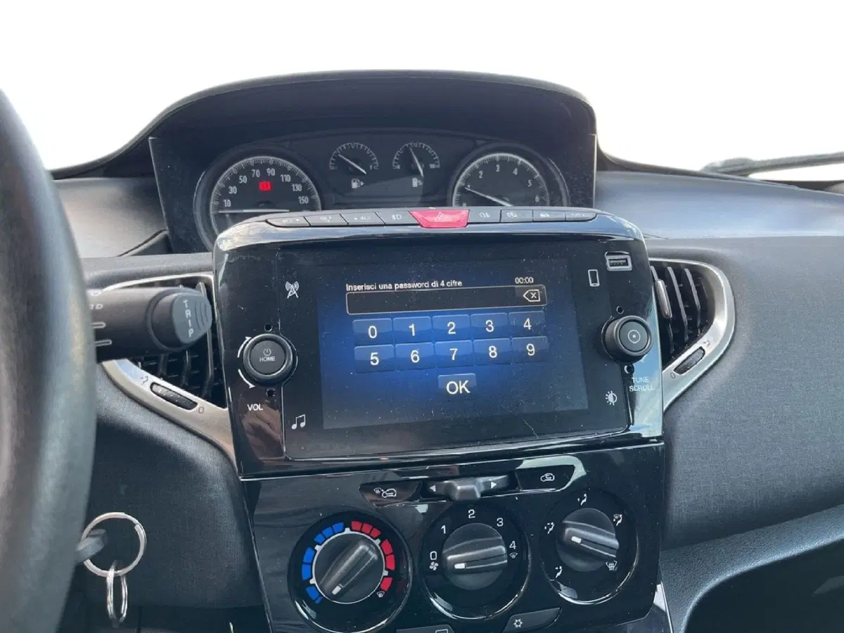 Lancia Ypsilon usata a Torino (13)
